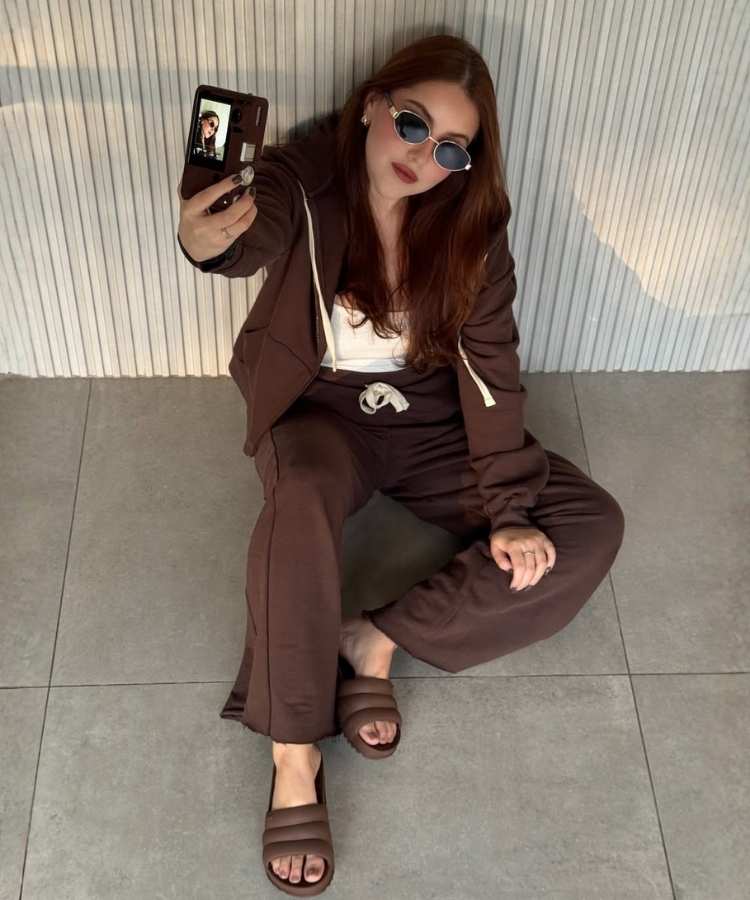Look de inverno com sandália: conjunto de moletom marrom