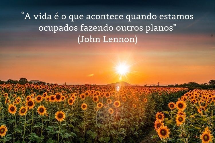 frase de John Lennon com campo de girassóis ao fundo
