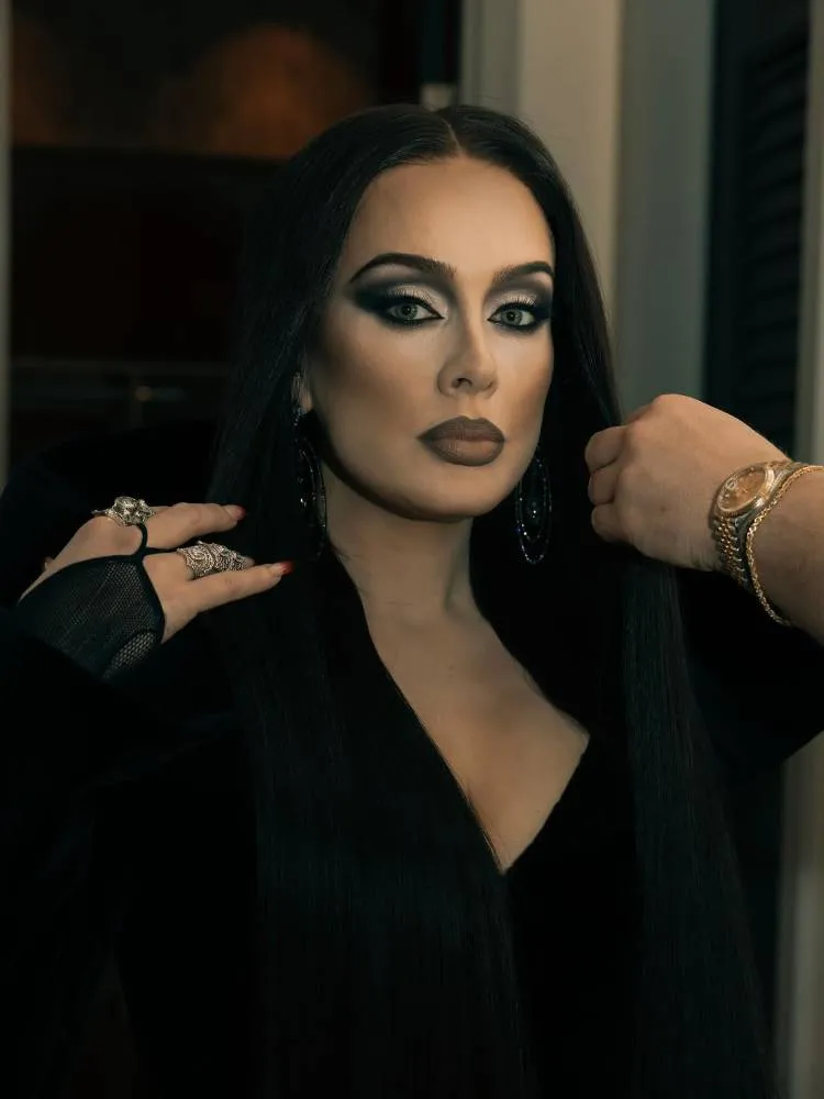 Adele como Morticia Addams da Família Adams em seu show em Las Vegas
