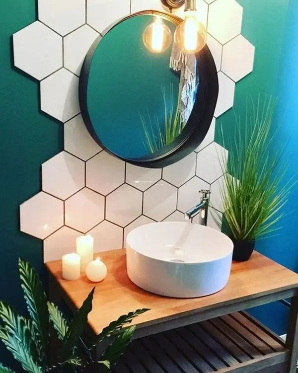 Parede geométrica com azulejos