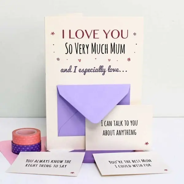 Foto de cartões virtuais com frases em inglês e envelope roxo