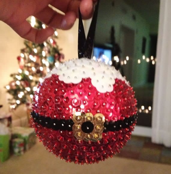 Bola de árvore de Natal com lantejoulas fazendo roupa do papai Noel