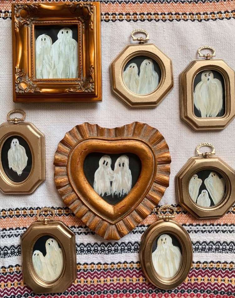 Vários porta-retratos com pinturas de fantasmas