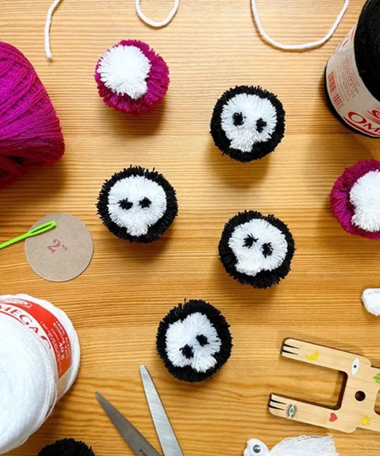 Pompom de Halloween para decorar formato caveira