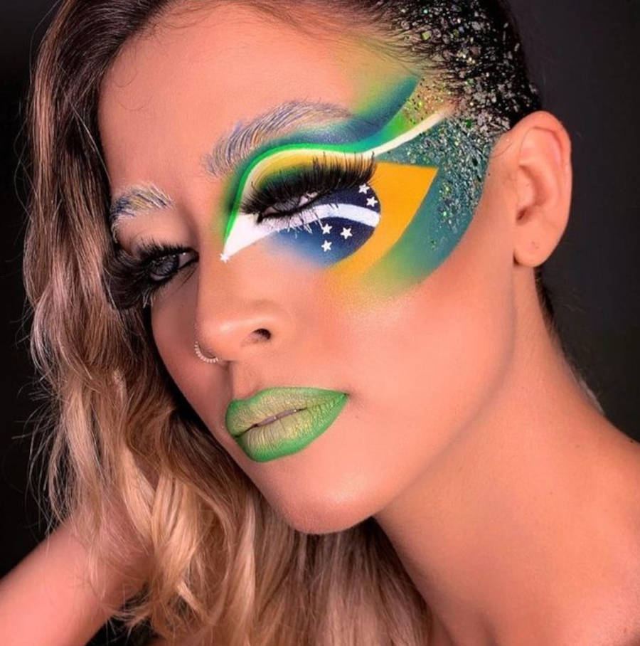 Foto de make com a  bandeira do brasil no rosto