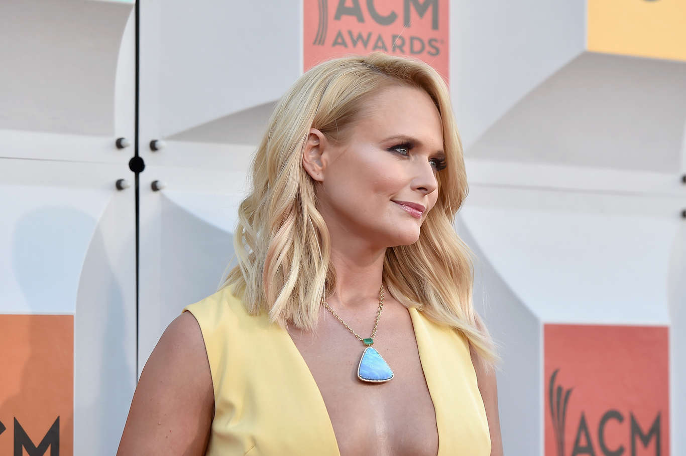 Miranda Lambert - A cantora escolher um colar de Irene Neuwirth