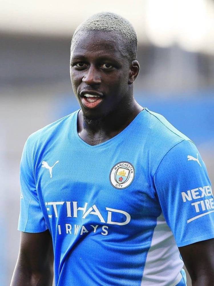 Jogador Benjamin Mendy com camisa do Manchester City 