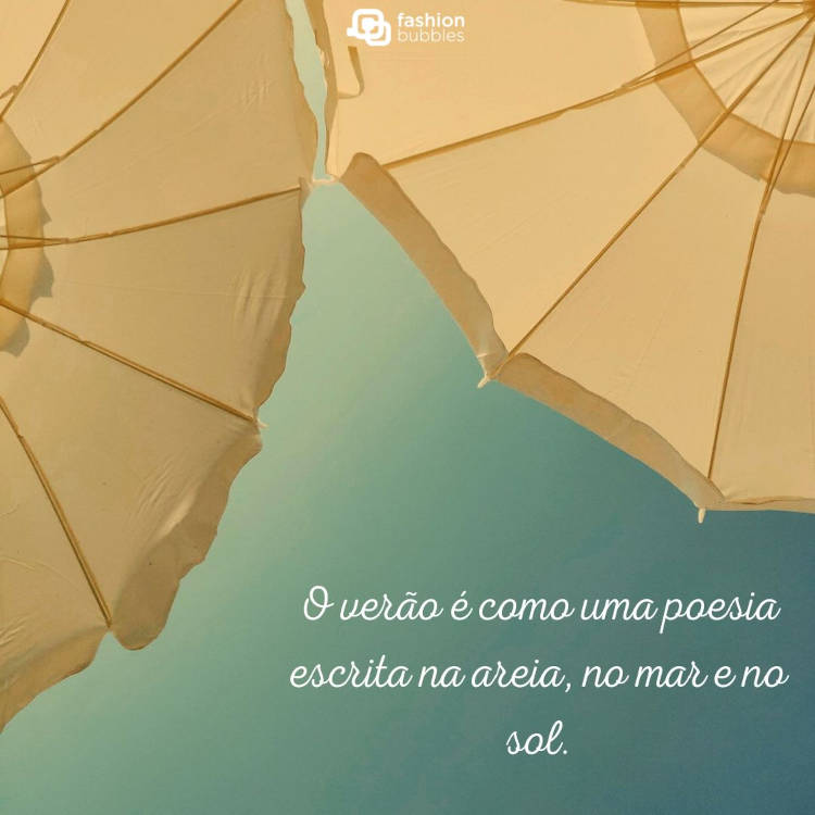 Foto de céu azul com guarda-sois e frase: O verão é como uma poesia escrita na areia, no mar e no sol.
