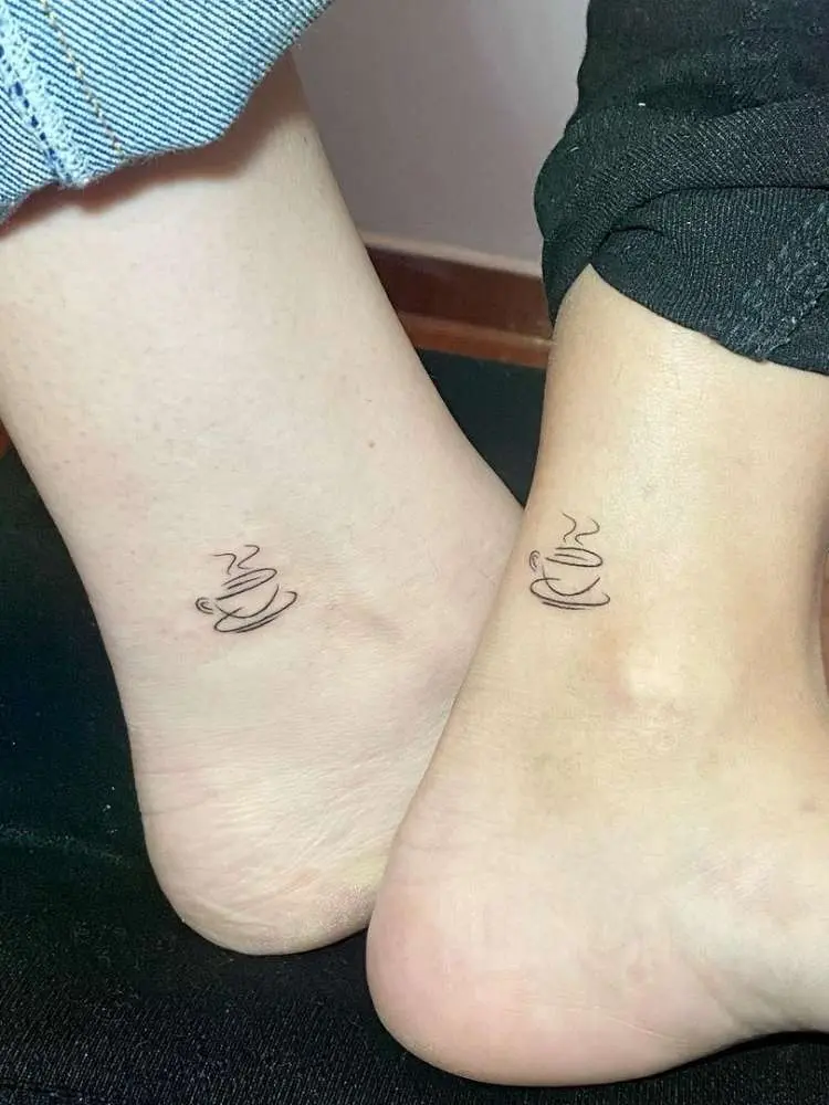 Opção de tatuagem de amigas