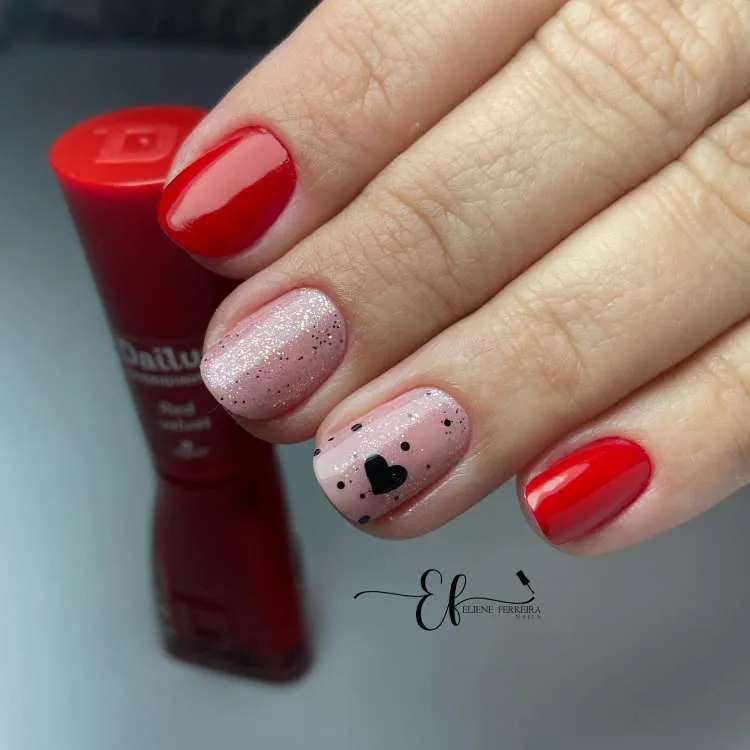 Mão de pele coara com unha curta vermelha no indicador e mindinho e rosa claro no médio e anelar