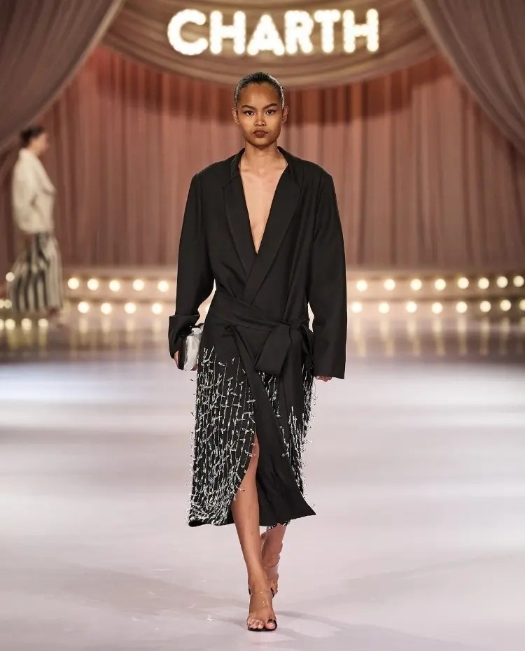 Foto de modelo na passarela durante o desfile da Charth para a coleção "Action"