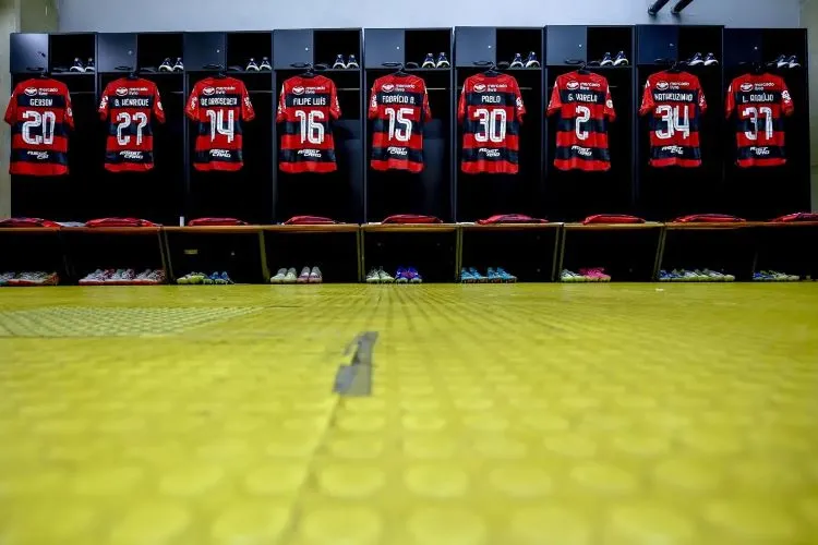 Vestiário do Flamengo com diversas camisas do primeiro uniforme penduradas.