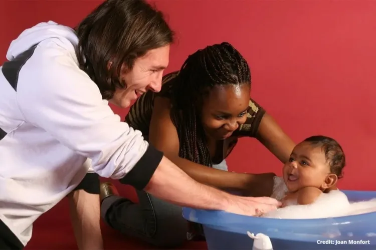 Foto de Lamine Yamal e Lionel Messi em campanha da UNICEF