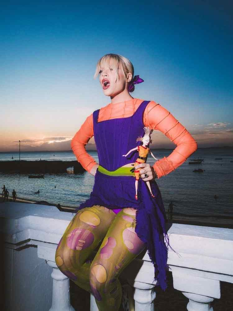 Sonza fantasiada de personagem Angélica Pickles no Bloco da Pabllo no Carnaval 2023: look colorido.