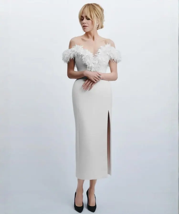 Nicole Kidman de vestido mídi branco Chanel no tapete vermelho do Emmy 2026