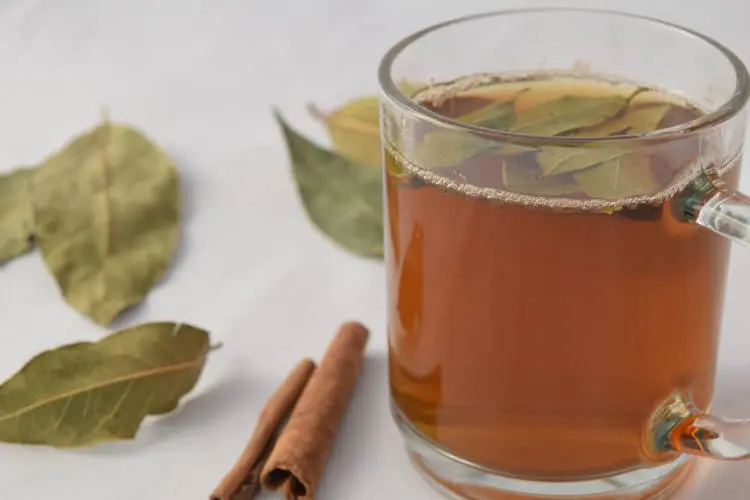 chá de canela com folha de louro