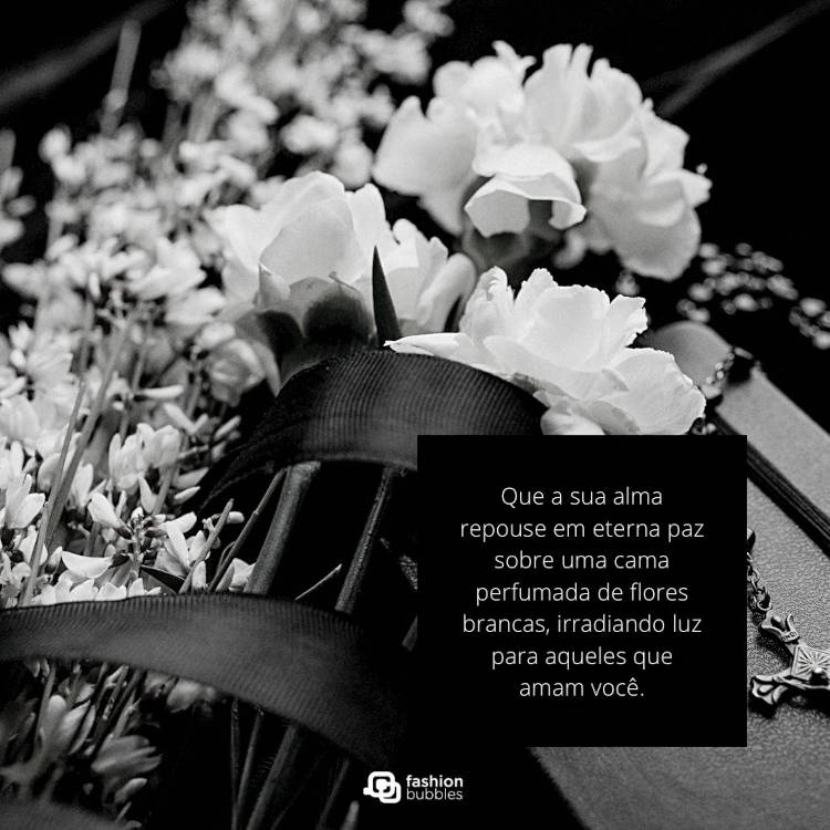 Frases de luto para compartilhar: Que a sua alma repouse em eterna paz sobre uma cama perfumada de flores brancas, irradiando luz para aqueles que amam você. Cartão virtual com foto de flores em branco e preto e frase "Que a sua alma repouse em eterna paz sobre uma cama perfumada de flores brancas, irradiando luz para aqueles que amam você."