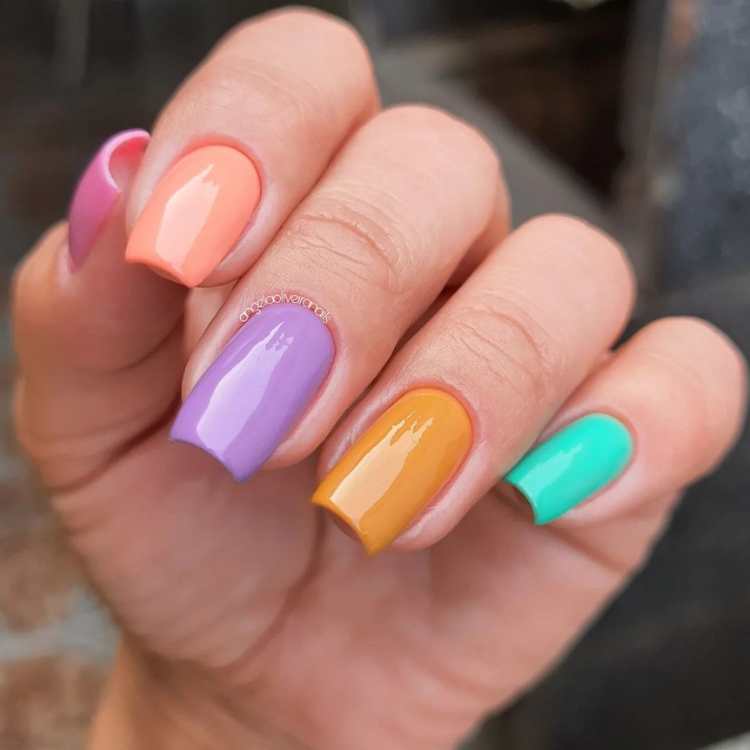 Unhas coloridas para o Carnaval.