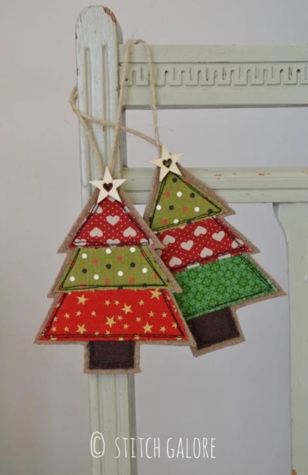 Foto de dois enfeites em formato de árvore de Natal feitos de papelão e tecido