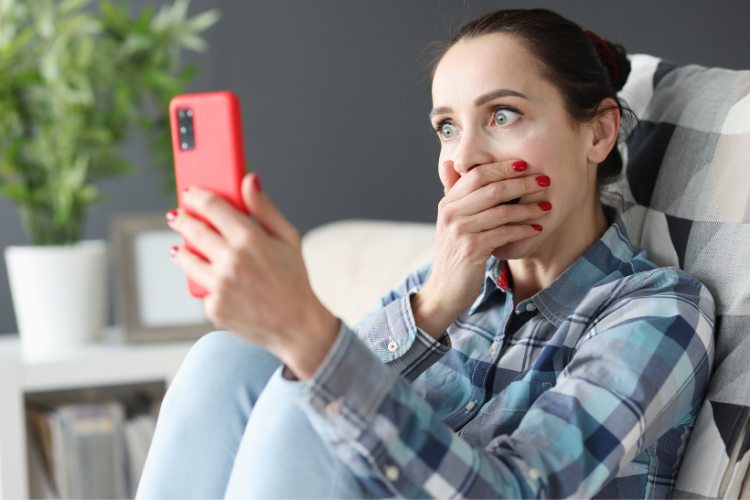 Mãe reagindo a vídeo em celular