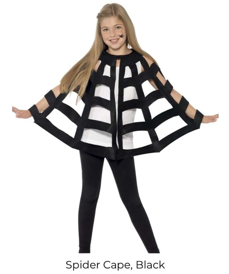 Menina com capa de teia de aranha simples e vazada, além de blusa branca e legging preta 