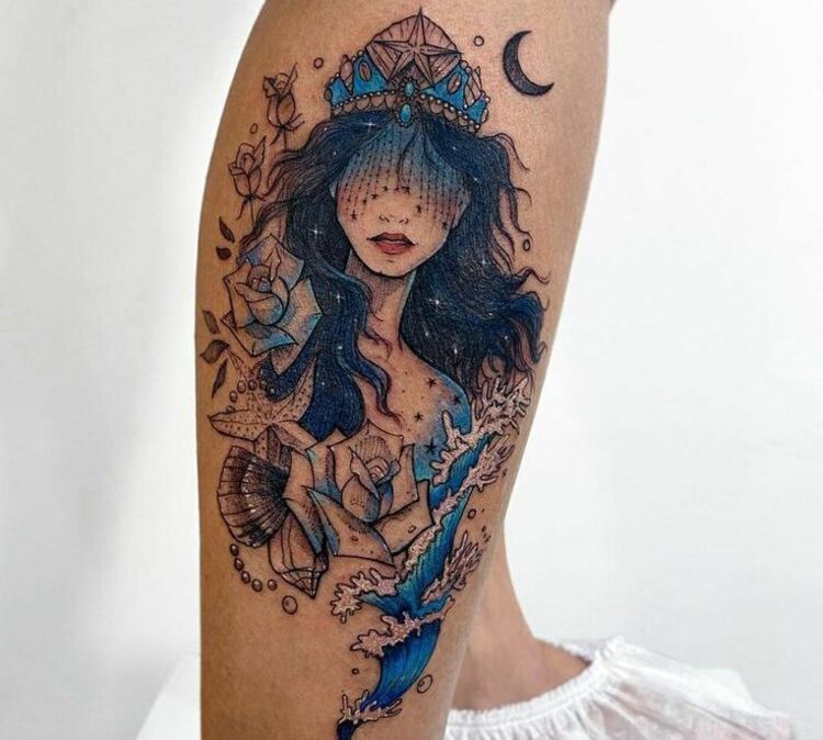 Tatuagem de Iemanjá em preto e azul na perna