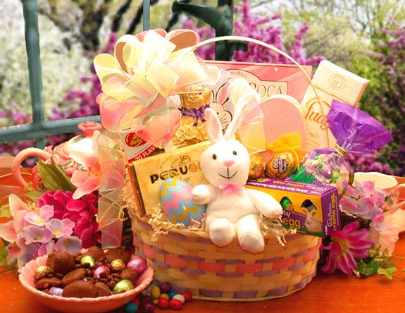 Cesta de Páscoa grande, com doces, laços, flores e coelho de pelúcia