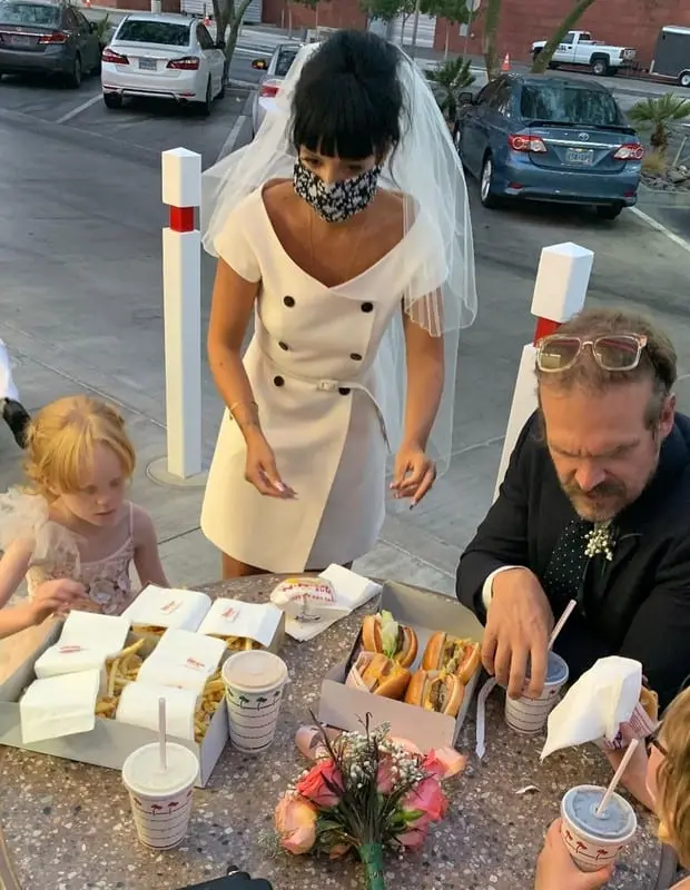 Lily Allen se casa em Las Vegas 