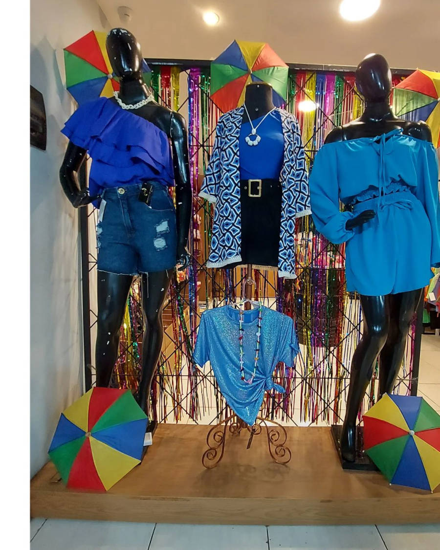 Vitrine de loja de roupa feminina.