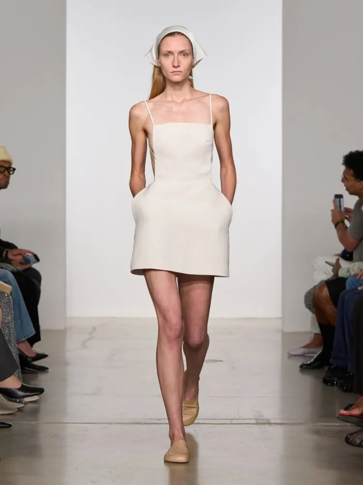Modelo usando vestido e bandana brancos Calvin Klein, uma das tendências da Semana de Moda de Nova York