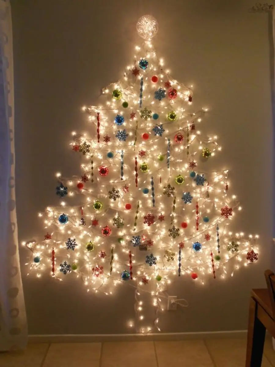 árvore de natal com pisca pisca na parede