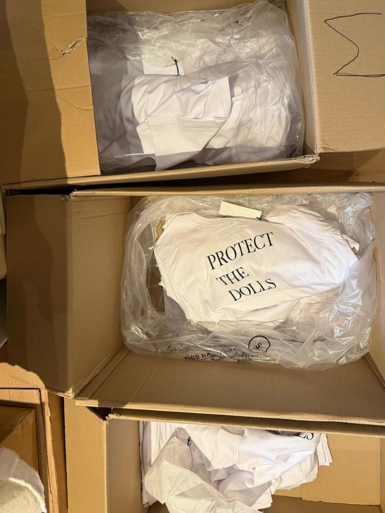 Camisetas brancas em caixas de papelão