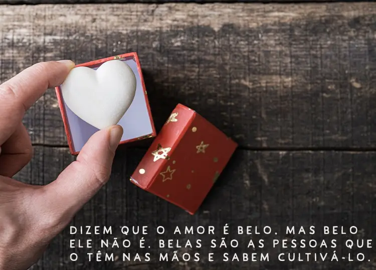 Pessoa de pele clara segurando coração branco de dentro de caixa vermelha e frase "Dizem que o amor é belo. Mas belo ele não é. Belas são as pessoas que o têm nas mãos e sabem cultivá-lo."