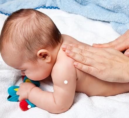 Bebê recebendo procedimento de quiropraxia