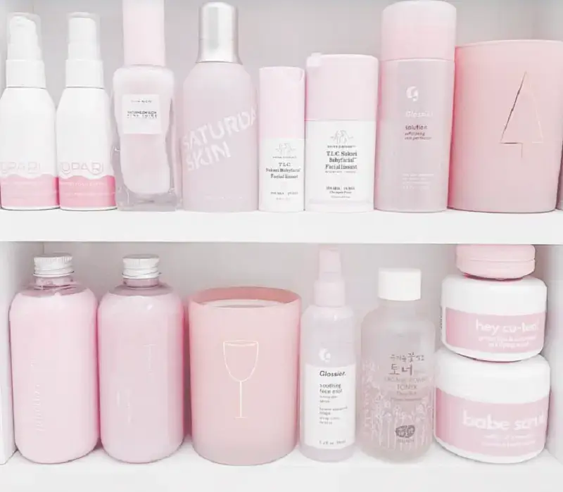 prateleira com produtos de beleza