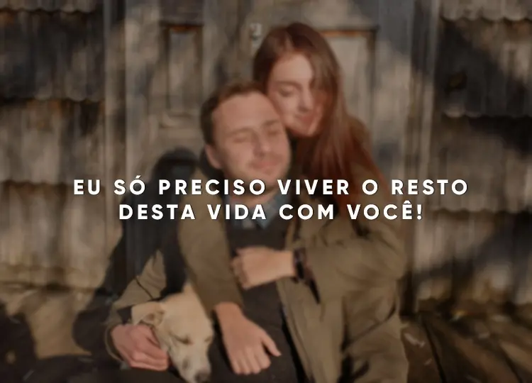 Foto de homem e mulher de pele clara, abraçados com cachorro e frase "Eu só preciso viver o resto desta vida com você!"