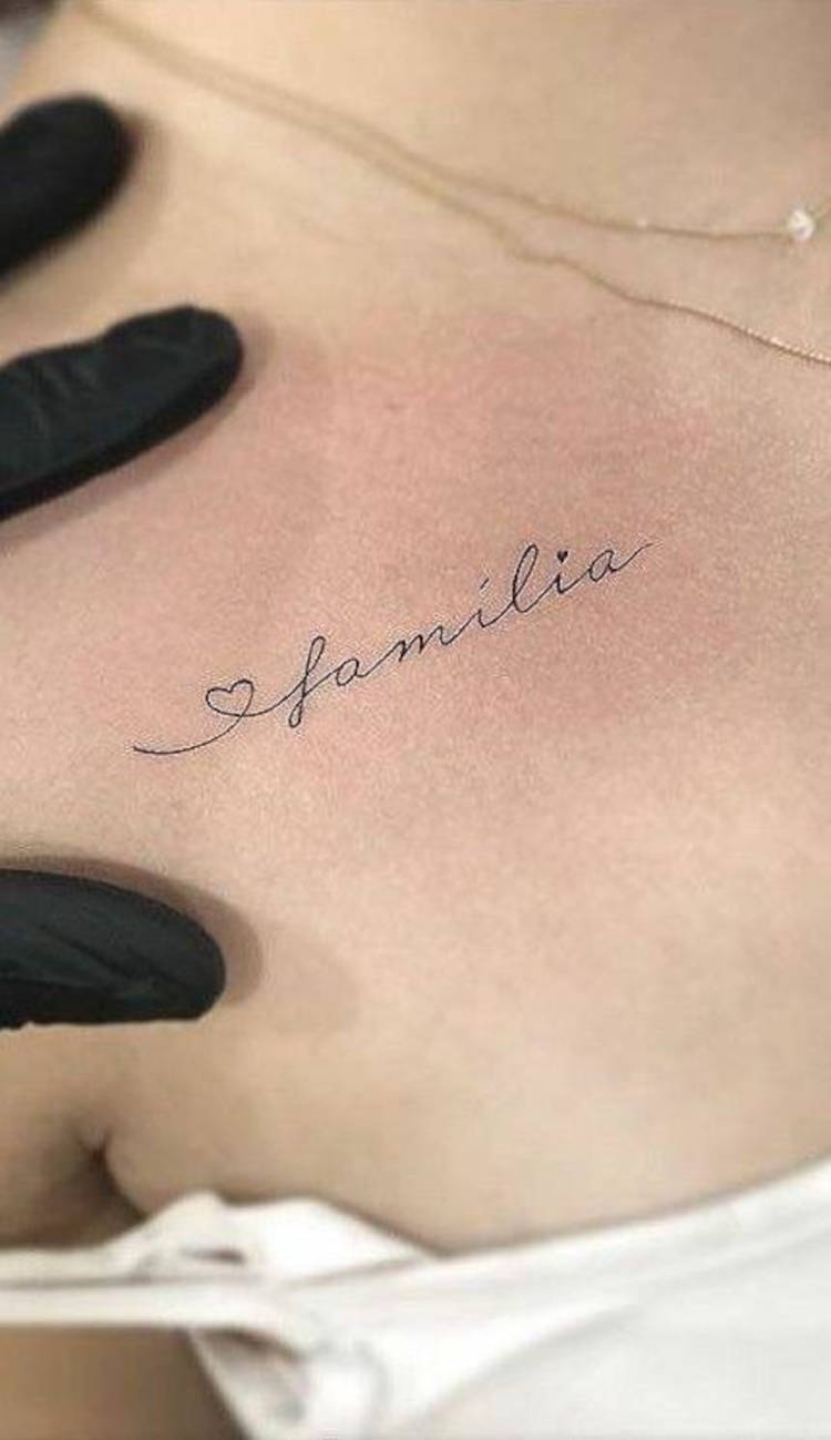 Tatuagem em fineline escrito "família" com coração
