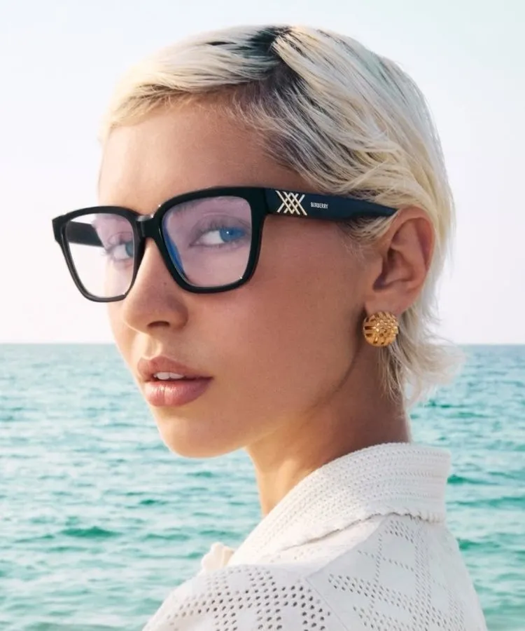 Foto do mixie de Iris Law, um dos cortes de cabelo curtinho que são tendência