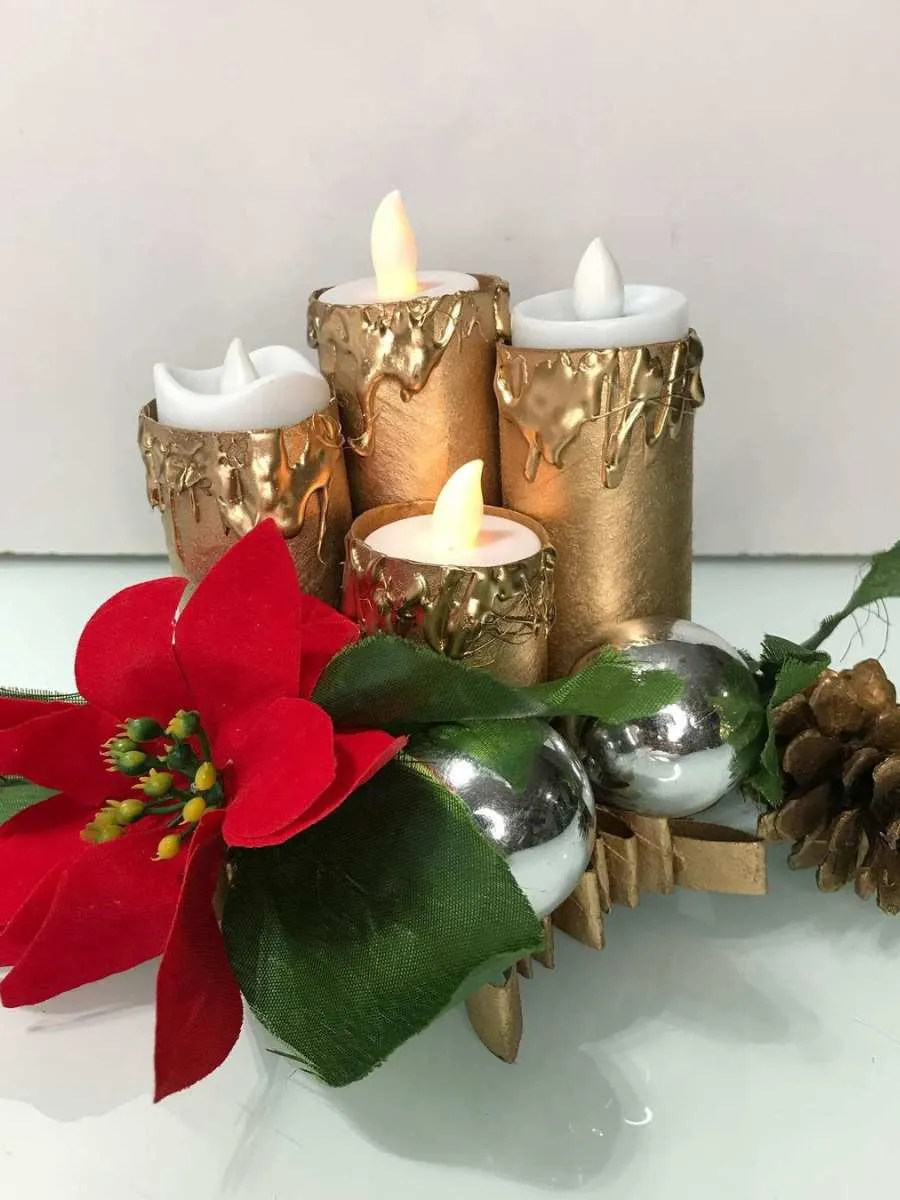 Foto de centro de mesa de Natal sustentável, feito com rolo de papel higiênico.