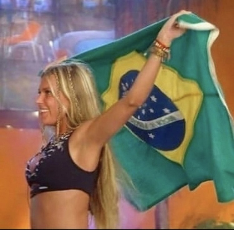 Foto da Antonela com a bandeira do Brasil