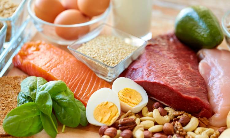 Mesa com várias proteínas.