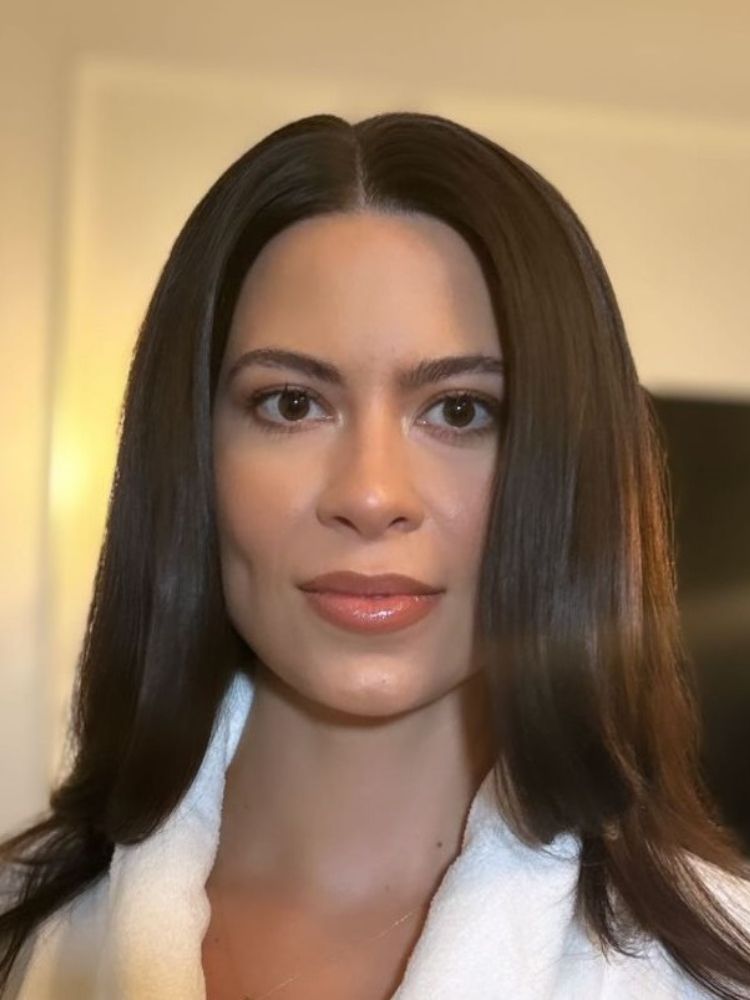 Mulher de pele morena e cabelo castanho usando maquiagem natural