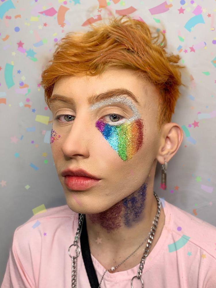 Homem com make LGBTQIA+ nos olhos, feita de glitter