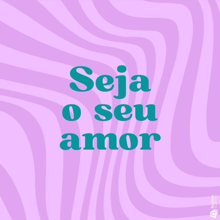 Imagem com fundo roxo claro decorado com padrões ondulados em tons suaves. No centro, a frase em verde: “Seja o seu amor”. Design simples e inspirador, perfeito para compor coleções de frases de amor-próprio e autocuidado.