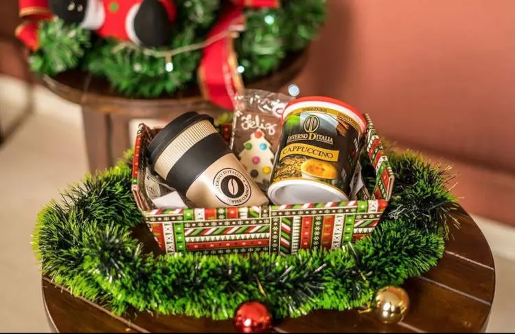 cesta para os amantes de café com cappuccino, caneca e doce 