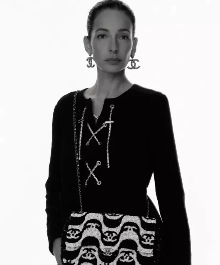 Túnica e bolsa da Chanel no lançamento da coleção pré-verão inspirada no Brasil 