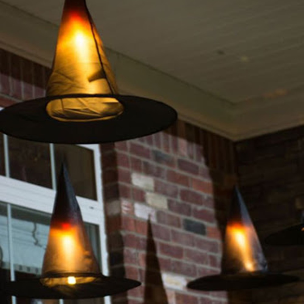 Decoração de Halloween com chapéu de bruxa e luzes. Chapéu de bruxas pendurados com luzes - Halloween em casa