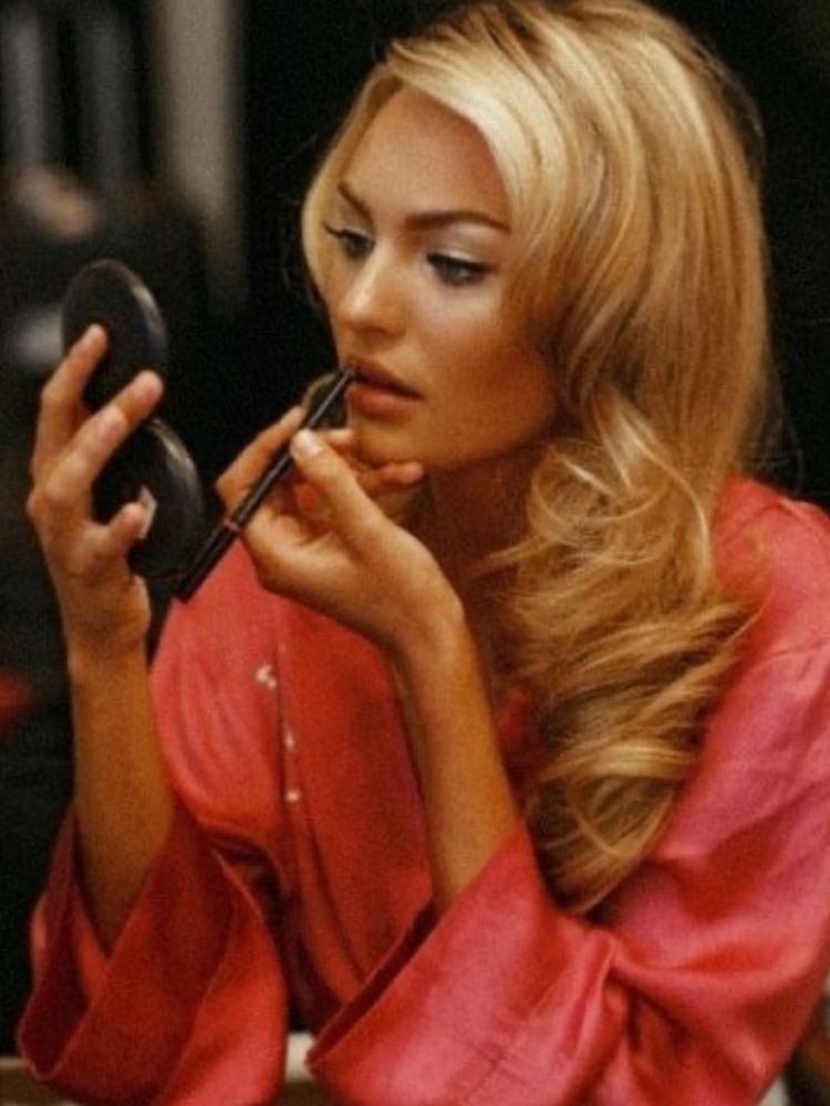 Candice Swanepoel se maquiando 