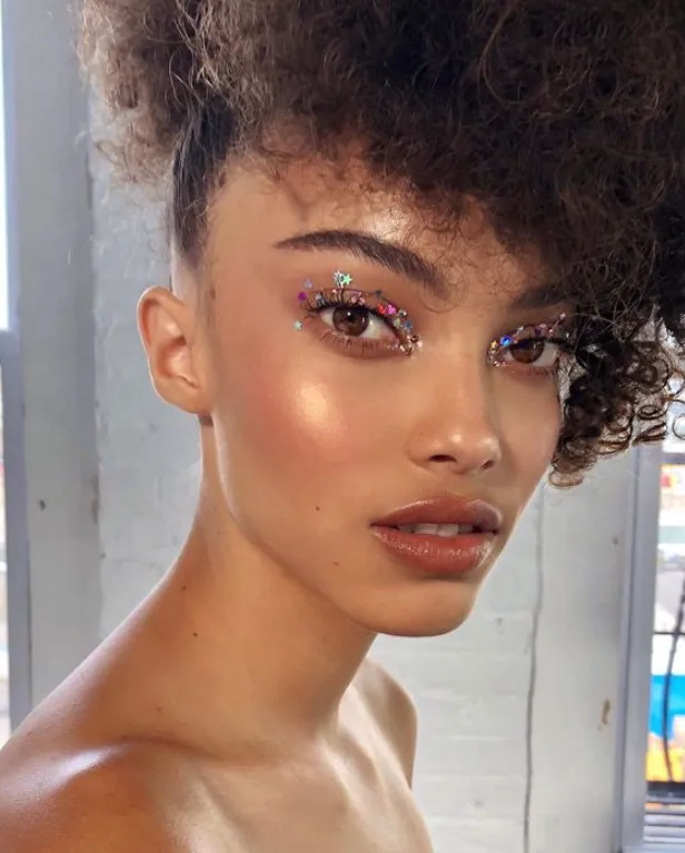Make com estrelas nas pálpebras 