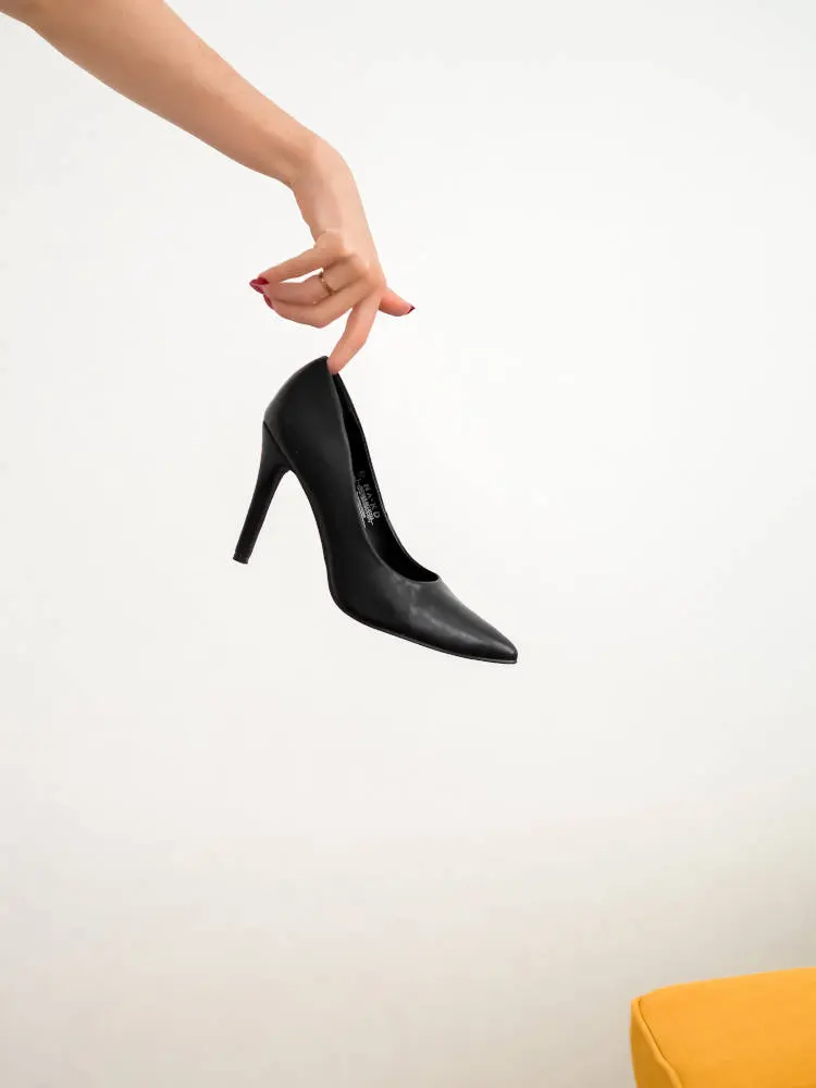 sapatos de salto de couro preto